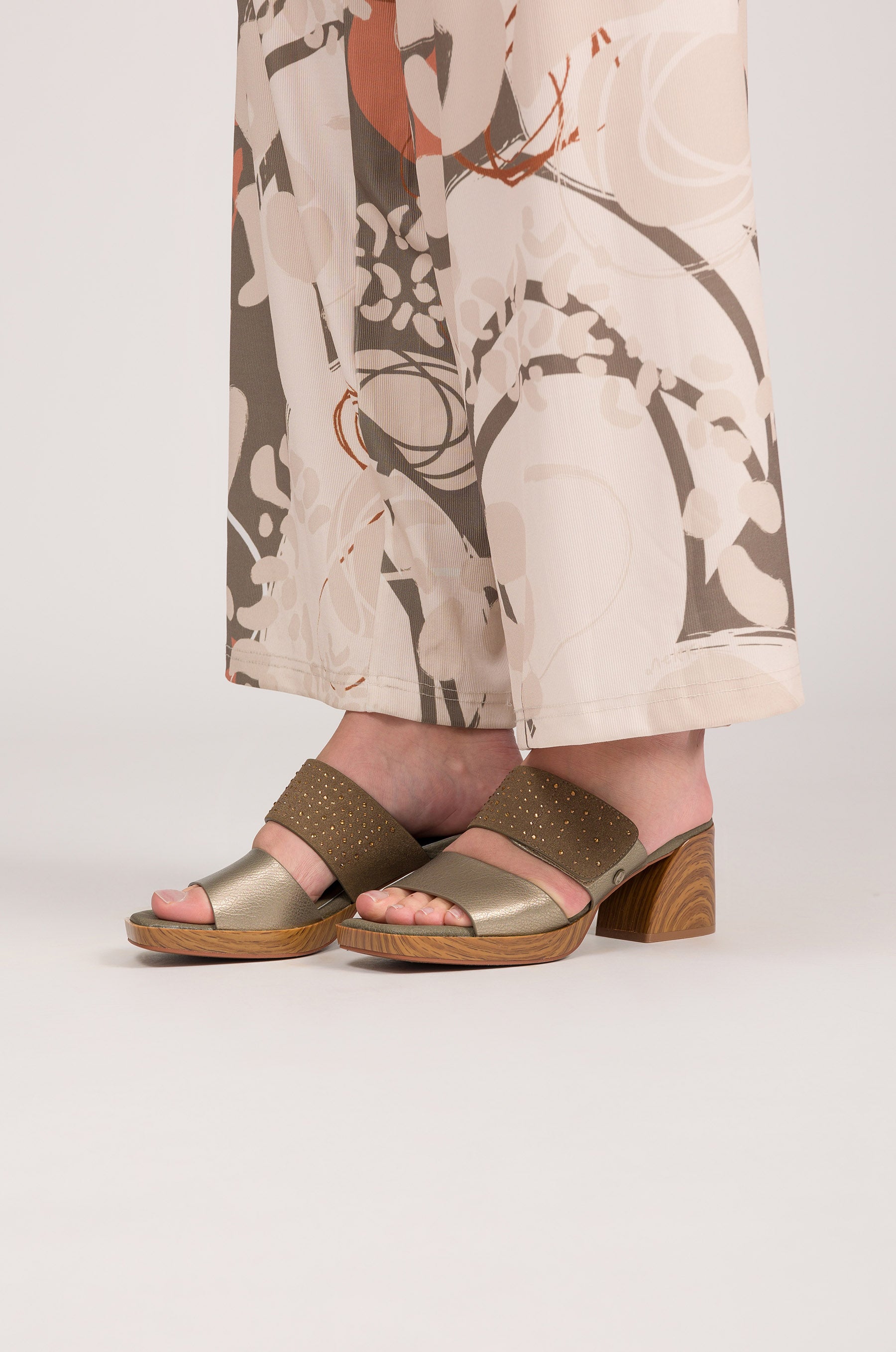 Grün-goldene Sandalen mit Strass