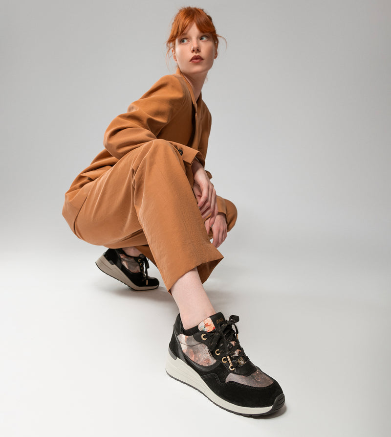 Gepolsterter schwarzer Keilsneaker